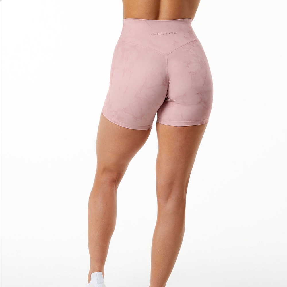 Alphalete Wonder Short 6” Blossom size medium NWT